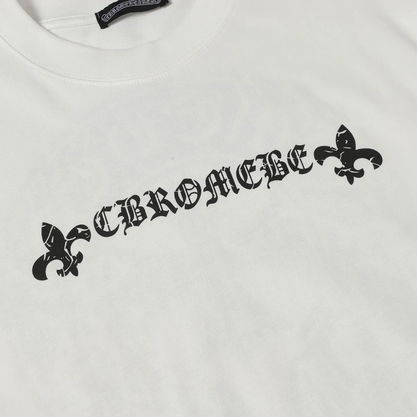 🅿️170 CHROME HEARTS/Chrome Heart CH Sanskrit printed short-sleeved T-shirt The fabric is made of 280g heavy combed cotton, customized with 32 count 1*1 threads, and washed twice for ready-to-wear. The fabric is comfortable and skin-friendly without any strange feeling. Custom-dyed fabric, with high textile density, good drape, and not easy to deform. The thick texture and tight spinning process will not affect the breathability of the fabric. The color saturation is very high. Imported digital direct-injection printing technology. A versatile and good-looking short-sleeve. The loose version covers the flesh and makes you look slimmer. It is the same style for men and women. It has three complete standards. Color: Black-White Size: XS-L